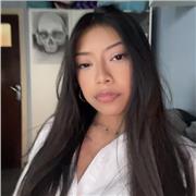 Profesora de matemáticas imparte clases particulares a niños